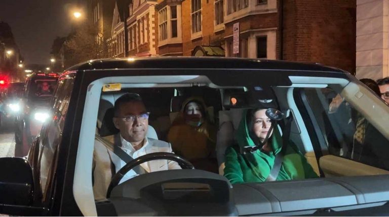 হাসপাতাল থেকে খালেদা জিয়াকে বাসায় নিয়ে গেলেন তারেক রহমান