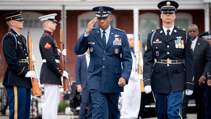 সশস্ত্র বাহিনীর প্রধানকে বরখাস্ত করলেন ডোনাল্ড ট্রাম্প