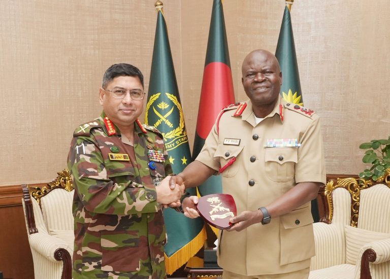 সেনাপ্রধানের সঙ্গে মালাউই ডিফেন্স ফোর্স কমান্ডারের সাক্ষাৎ