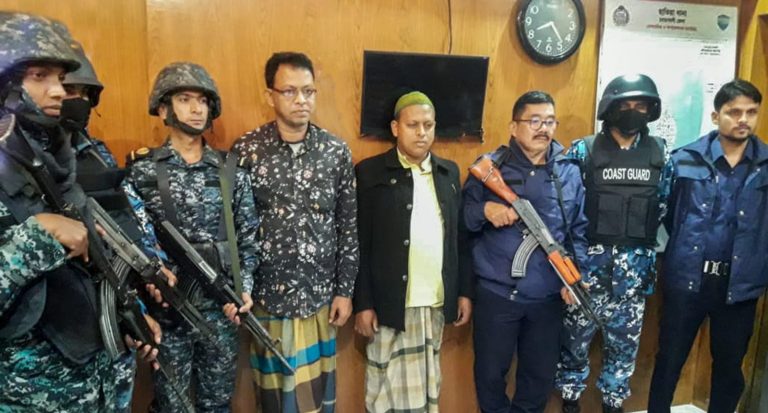 যৌথ বাহিনীর অভিযানে নোয়াখালীর হাতিয়ায় চিহ্নিত সন্ত্রাসীসহ ৫ জন আটক
