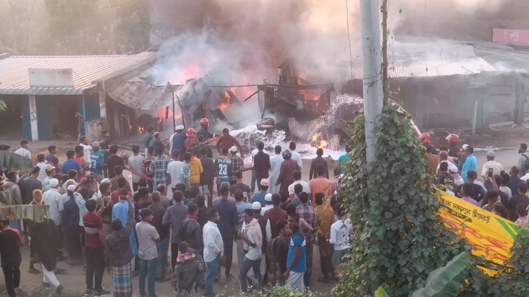 ফটিকছড়িতে আগুনে পুড়লো ৬ দোকান