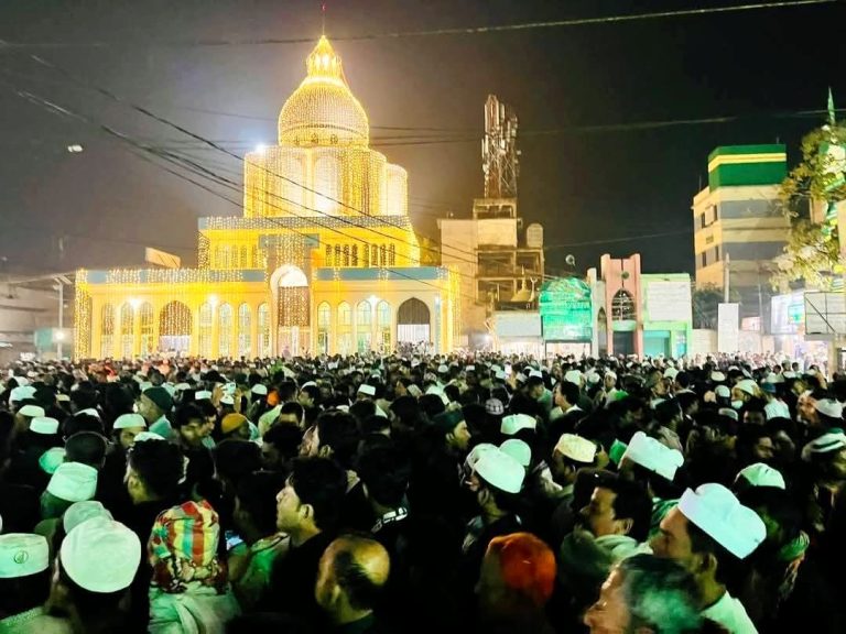 পবিত্র শবে বরাতের রাতে লাখো ভক্তের ঢলে মুখরিত মাইজভান্ডার দরবার