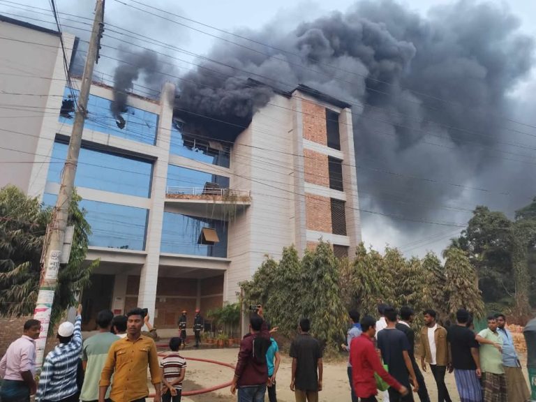 বোয়ালখালীতে পোশাক কারখানায় ভয়াবহ অগ্নিকান্ড