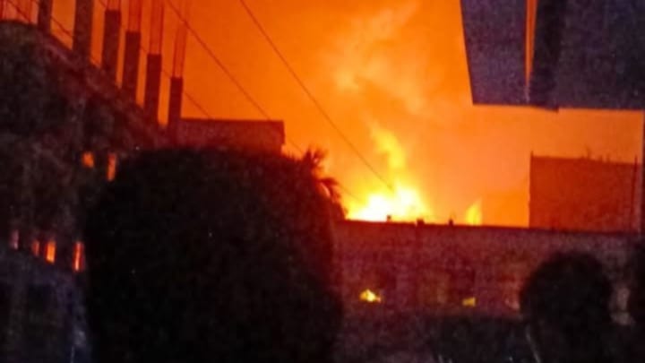 চট্টগ্রামে গুদাম-বসতঘরে আগুন, নিয়ন্ত্রণে ফায়ার সার্ভিসের ৬টি ইউনিট