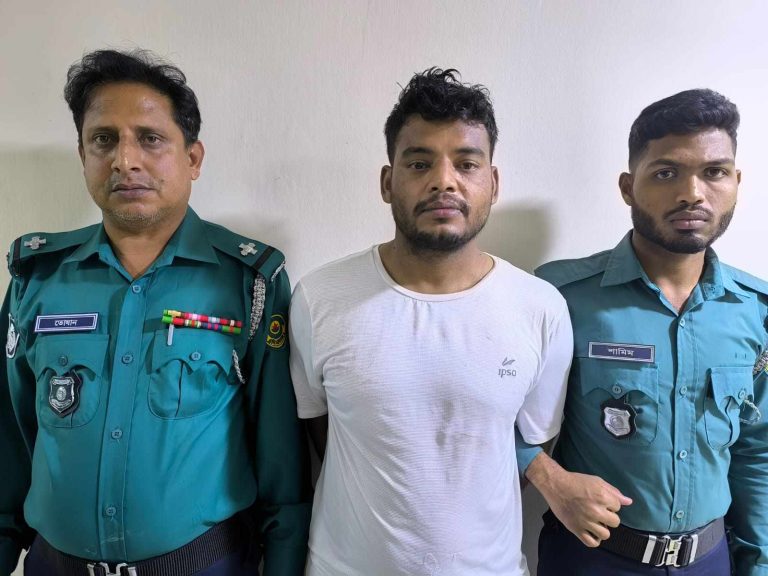 চট্টগ্রামের শীর্ষ সন্ত্রাসী নুরু গ্রেফতার