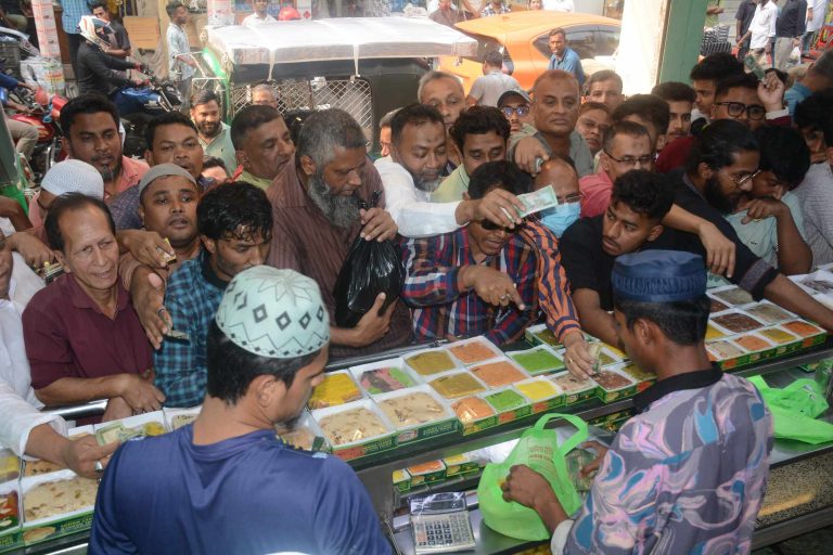 ইফতার কিনতে উপচে পড়া ভিড়