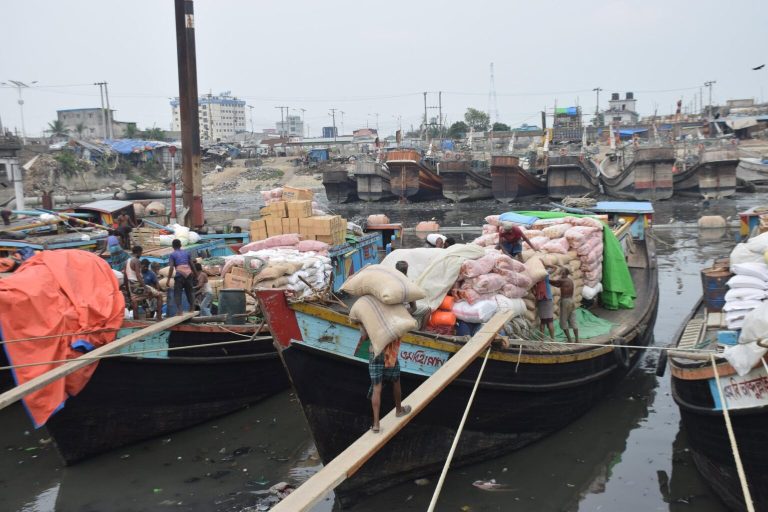 নদীপথে ব্যস্থতা বেড়েছে চাক্তাই-খাতুনগঞ্জে