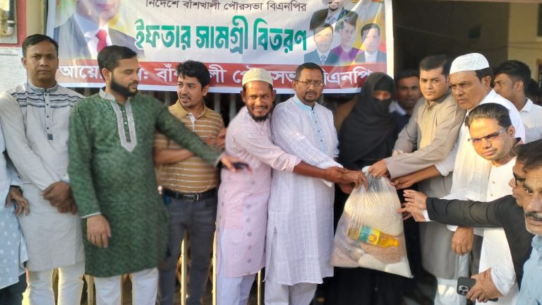 বাঁশখালী পৌরসভা বিএনপির ইফতার সামগ্রী বিতরণ
