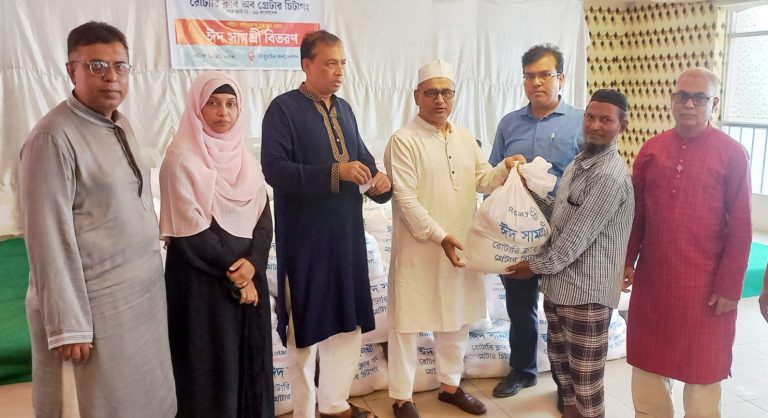 সুবিধাবঞ্চিতদের মাঝে হাসি ফোটানোর চেষ্টায় রোটারি ক্লাব অব গ্রেটার চিটাগাং 