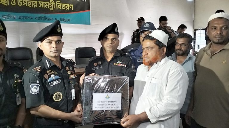 বাঁশখালীতে আত্মসমর্পণ করা জলদস্যুদের মাঝে র‍্যাবের ইদ উপহার বিতরণ