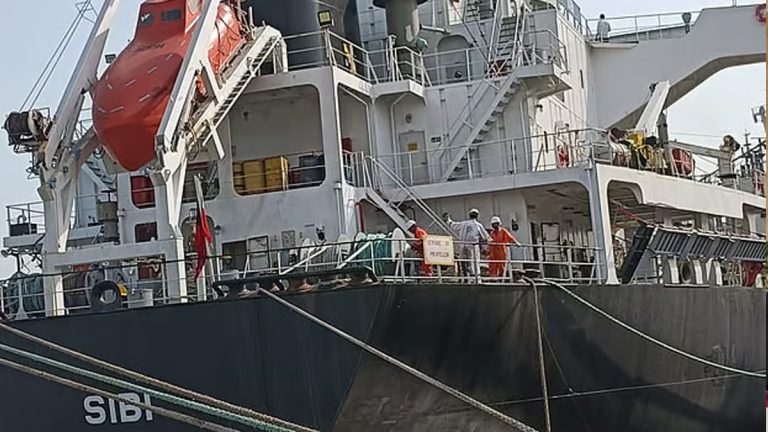 চট্টগ্রাম বন্দরে ৫০ হাজার টন চাল নিয়ে এল পাকিস্তানি জাহাজ