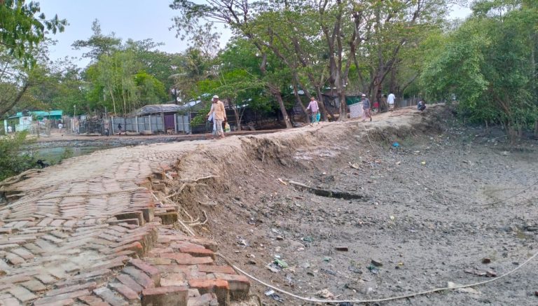 বাঁশখালী ডাকবাংলো সড়কের আড়াই কিলোমিটার ঝুঁকির কবলে, বর্ষায় শঙ্কিত থাকে এলাকাবাসী