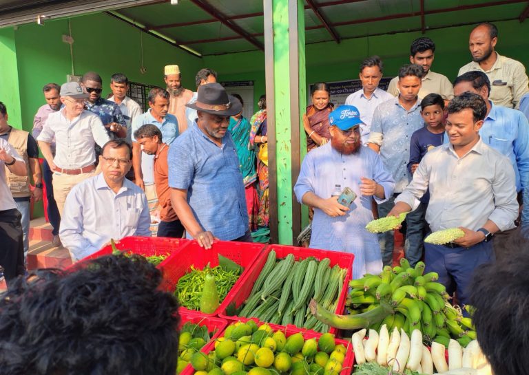 বাঁশখালীতে কৃষকদের সাথে মতবিনিময় করেন বিদেশি কৃষি বিশেষজ্ঞ টিম