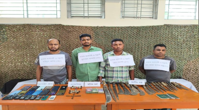 বোয়ালখালীতে অস্ত্রসহ চারজন আটক