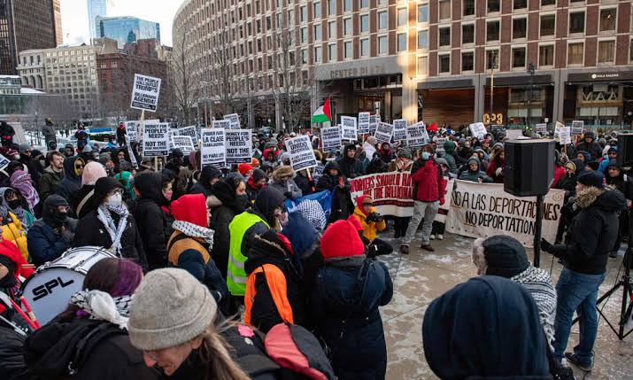 যুক্তরাষ্ট্রজুড়ে ট্রাম্পের বিরুদ্ধে ফের হাজারো মানুষের বিক্ষোভ