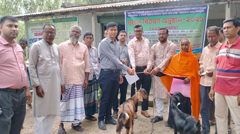 জয়পুরহাটের ক্ষেতলালে মানব কল্যাণ কর্মসূচির উদ্যোগে বিনামূল্যে ছাগল বিতরণ