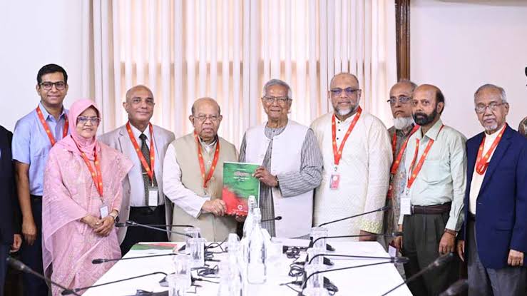 প্রধান উপদেষ্টার কাছে জমা দেয়া হলো স্বাস্থ্য সংস্কার কমিশনের প্রতিবেদন