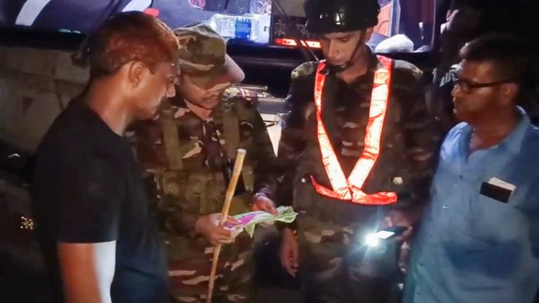 জয়পুরহাটে অতিরিক্ত আদায়কৃত বাসভাড়া ফেরত পেল ৬শ যাত্রী