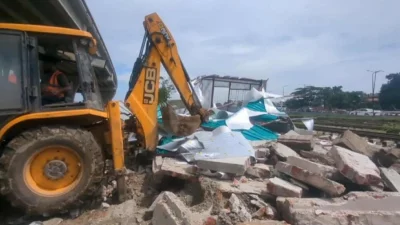 খিলক্ষেত রেলওয়ের জমি থেকে অস্থায়ী মণ্ডপ উচ্ছেদ 