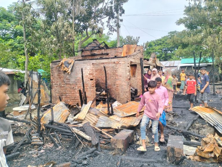 বাঁশখালীর শীলকূপে অগ্নিকান্ডে পুড়ল ১১ বসতঘর