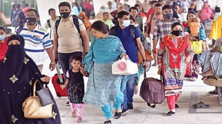 ঈদের ছুটি শেষ হওয়ার আগেই রাজধানীতে ফিরছে মানুষ, কমলাপুর স্টেশনে স্বস্তির চিত্র