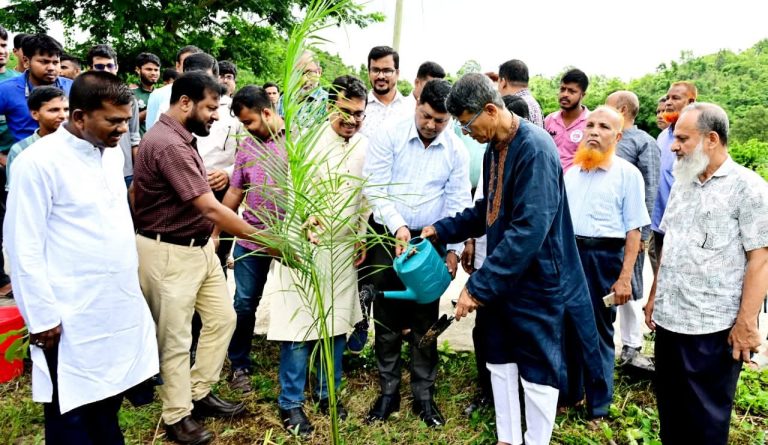 চবি শহীদ ফরহাদ হোসেন হলে বৃক্ষরোপণ কর্মসূচি উদ্বোধন