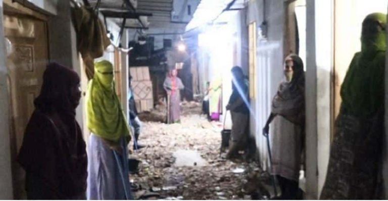 মব হামলার ভয়ে রাতভর লাঠি হাতে নারীদের ঘরবাড়ি পাহারা, আদালতের রায়কে তোয়াক্কা করছেনা দুর্বৃত্তরা 