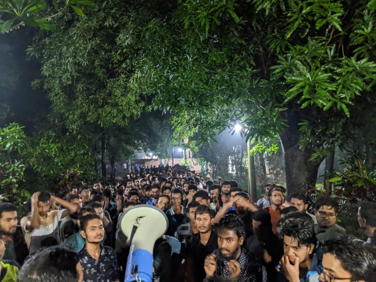 চুয়েট ক্যাম্পাসে ছাত্র রাজনীতির বিরুদ্ধে শিক্ষার্থীদের তীব্র বিক্ষোভ 