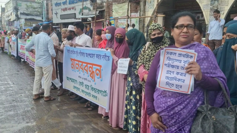 প্রাথমিক বৃত্তি পরীক্ষায় অন্তর্ভুক্ত করার দাবিতে জয়পুরহাটে মানববন্ধন ও স্মারকলিপি প্রদান