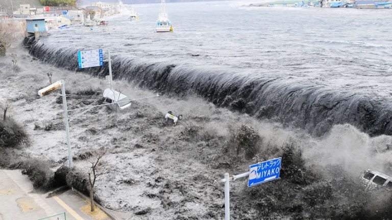 রাশিয়ায় ভয়াবহ সুনামি, ৫ মিটার উঁচু ঢেউয়ে তছনছ উপকূল