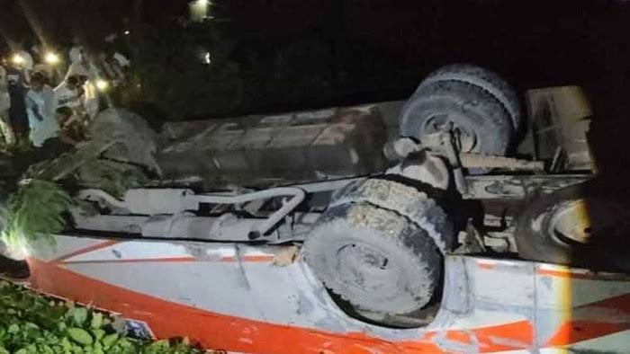 চকরিয়ায় নিয়ন্ত্রণ হারিয়ে বাস উল্টে ২ জন নিহত, আহত ৮