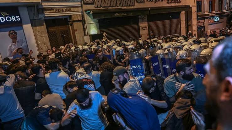 মহানবী (সা.) ব্যঙ্গচিত্র প্রকাশের অভিযোগে লেমান ম্যাগাজিনের বিরুদ্ধে কঠোর পদক্ষেপ