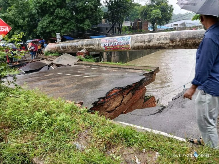 চট্টগ্রামের অক্সিজেন এলাকায় সেতু ভেঙে যানজট, ঝুঁকিতে চলাচল