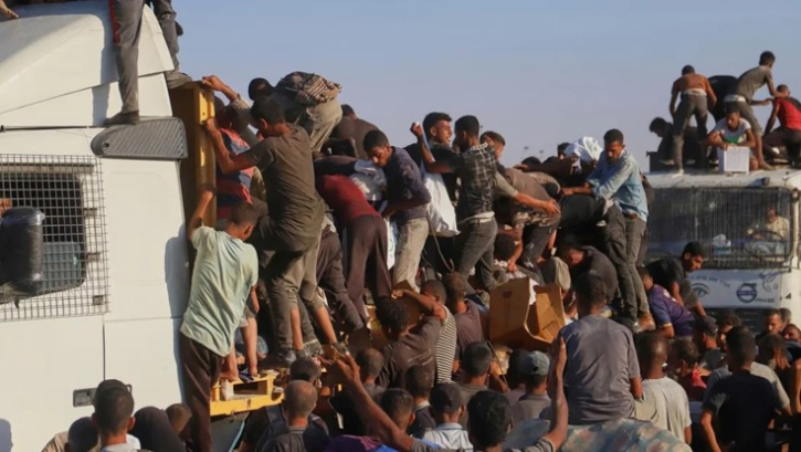 গাজায় ত্রাণ ট্রাক উল্টে নিহত ২৫, ইসরায়েলি হামলায় আরও ২৪ ফিলিস্তিনির মৃত্যু