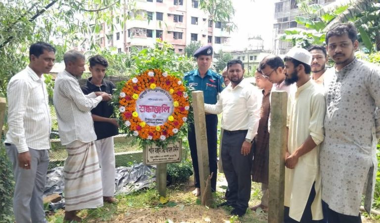 হাটহাজারীতে জুলাই শহিদদের কবরে ইউএনও’র শ্রদ্ধা নিবেদন