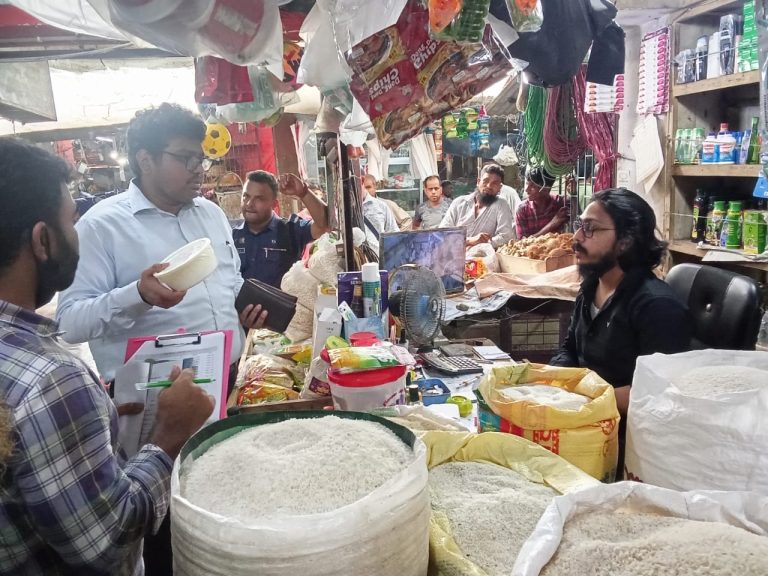 হাটহাজারী উপজেলা প্রশাসনের অভিযানে ২০০ কেজি নিষিদ্ধ পলিথিন জব্দ