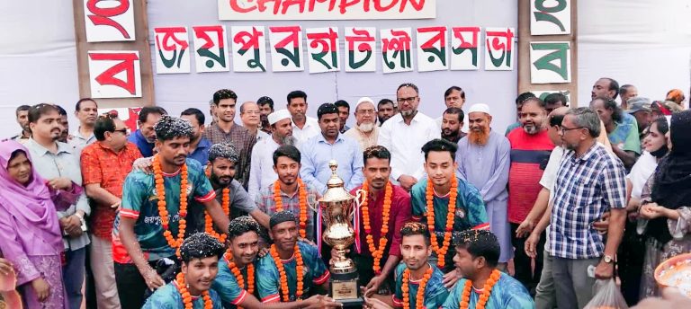 জয়পুরহাটে জেলা প্রশাসক ফুটবল টুর্নামেন্টের বিজয়ী দলকে সংবর্ধনা