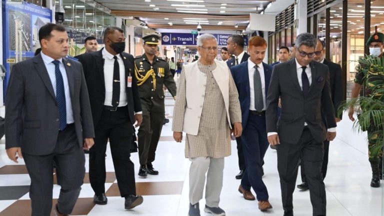 তিন দিনের রাষ্ট্রীয় সফরে মালয়েশিয়ায় প্রধান উপদেষ্টা মুহাম্মদ ইউনূস