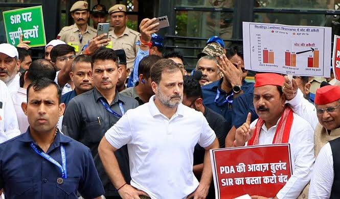 দিল্লিতে নির্বাচন কমিশনমুখী বিক্ষোভে রাহুল-প্রিয়াঙ্কাসহ ৩০ বিরোধী এমপি আটক