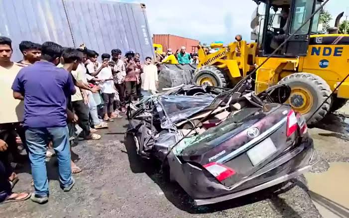 কুমিল্লায় কাভার্ডভ্যান চাপায় একই পরিবারের ৪ জন নিহত