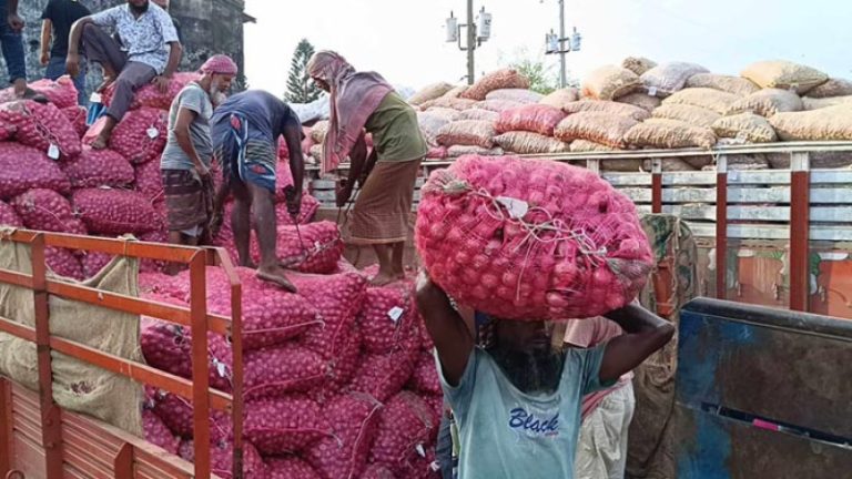 বেনাপোল স্থলবন্দর দিয়ে আড়াই বছর পর পেঁয়াজ আমদানি শুরু