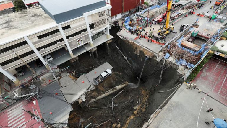 ব্যাংককে ভয়াবহ সড়ক ধস, বিশাল সিংকহোল সৃষ্টি