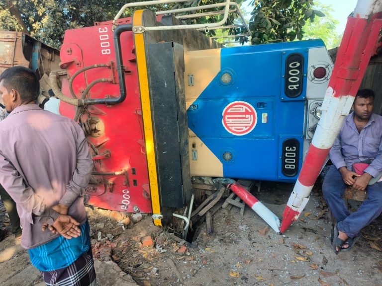 চট্টগ্রামের সাগরিকায় ট্রাক-ট্রেন সংঘর্ষে নিহত ১: মালবাহী ট্রেন চলাচল আপাতত বন্ধ