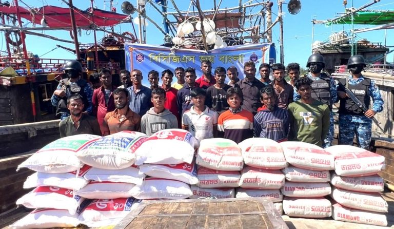 সেন্টমার্টিনে কোস্ট গার্ডের অভিযানে বিপুল পরিমাণ খাদ্য ও নির্মাণ সামগ্রীসহ ২২ জন পাচারকারী আটক