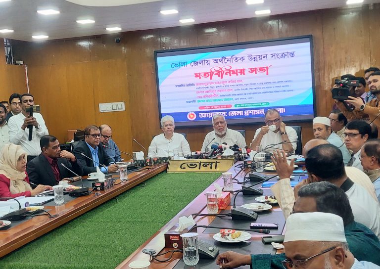 ভোলায় অর্থনৈতিক উন্নয়ন সভা উত্তপ্ত: গ্যাস সংযোগ না মানায় উপদেষ্টাদের পদত্যাগের দাবিতে বিক্ষোভ, ভোলা–বরিশাল সেতু এড়িয়ে যাওয়ায় ক্ষোভ