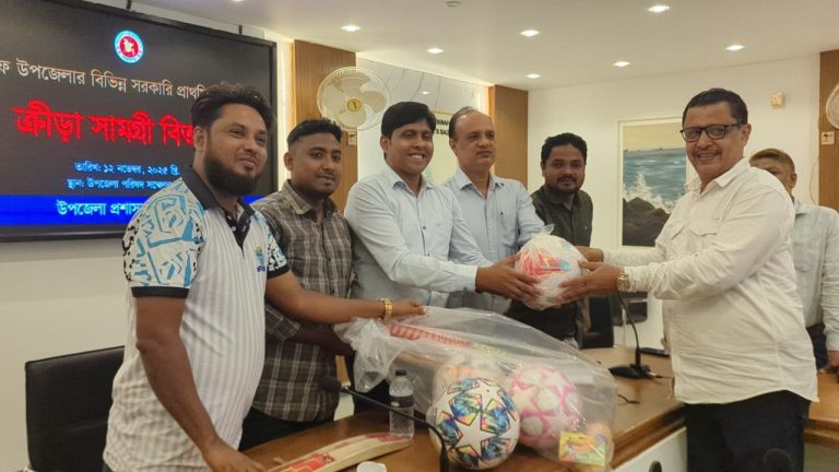 কক্সবাজারের টেকনাফে ২০ টি সরকারি প্রাথমিক বিদ্যালয়ে ক্রীড়া সামগ্রী বিতরণ