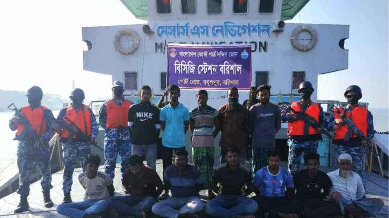 বরিশালে কোটি টাকার চোরাই কয়লা ও একটি লাইটার ভেসেলসহ আটক ১২