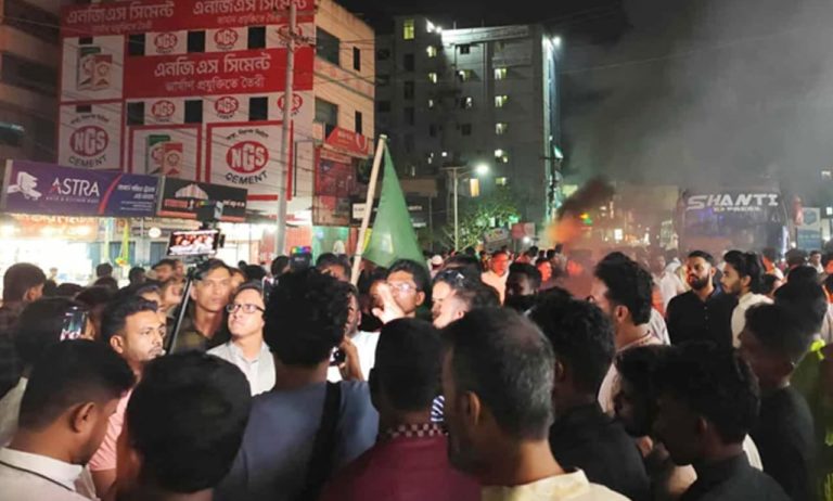 ধানের শীষের মনোনয়ন নিয়ে অসন্তোষ : সড়কে আগুন জ্বালিয়ে বিক্ষোভ