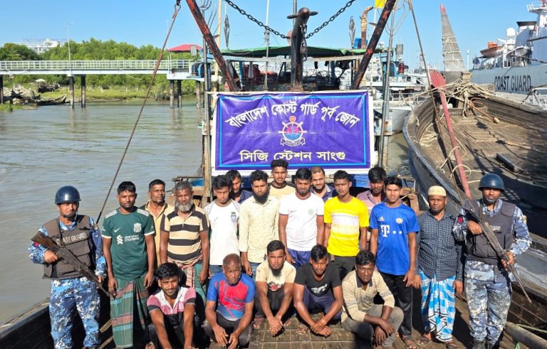 চট্টগ্রামে অবৈধ আর্টিসানাল ট্রলিং বোট  ও জালসহ ১৮ জন জেলেকে আটক করেছে কোস্টগার্ড