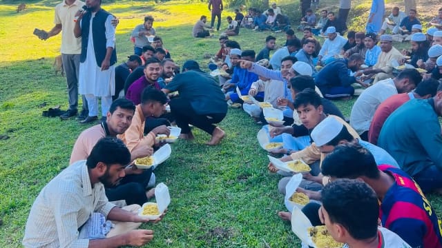 বাঁশখালীতে শেখ হাসিনার ফাঁসির রায়ে আনন্দ মিছিল ও বিশাল মেজবান